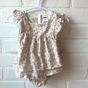 0-3 mo Old Navy Neutral Floral Design Top with Bloomer Bottoms